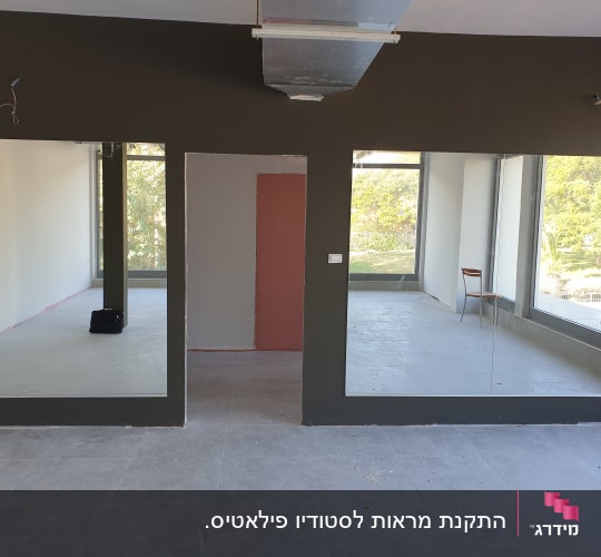 חלונות זכוכית גדולים בחדר ריק עם כיסא